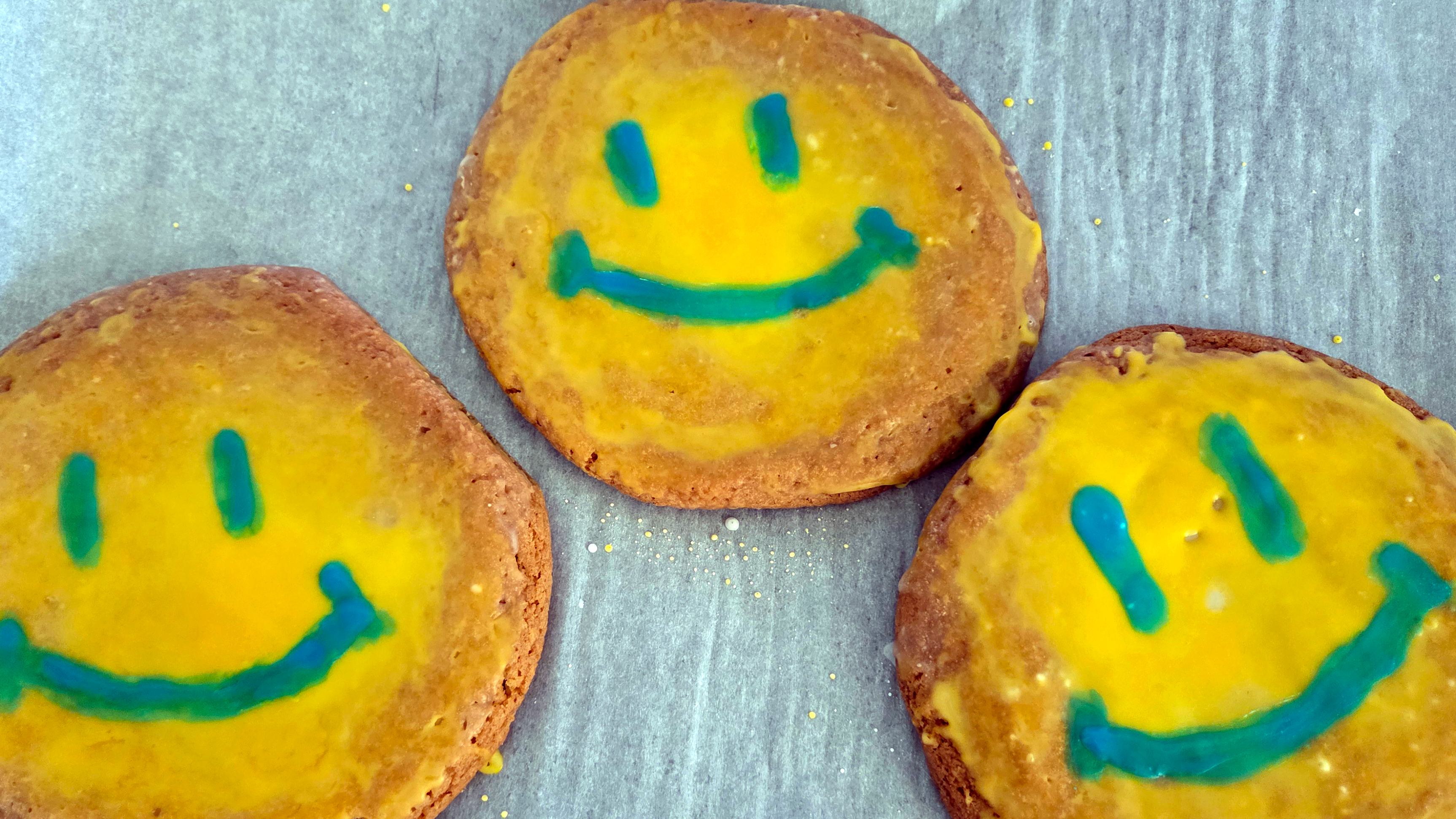 Vanilla Sugar Bomb cookies with smiley-face icing